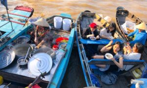 Du khách trải nghiệm du lịch tại chợ nổi Cái Răng