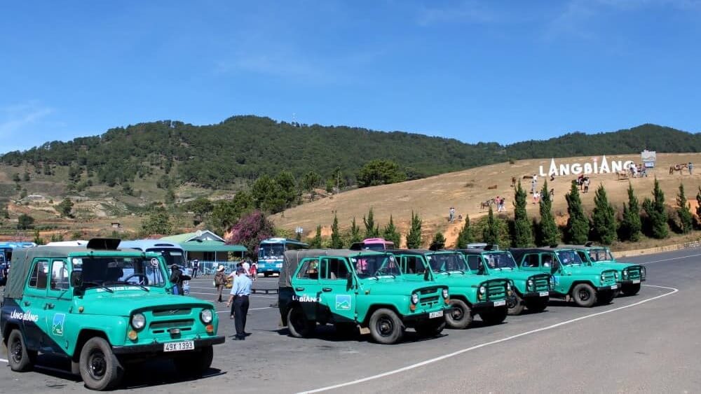 Chinh phục đỉnh Langbiang bằng xe jeep