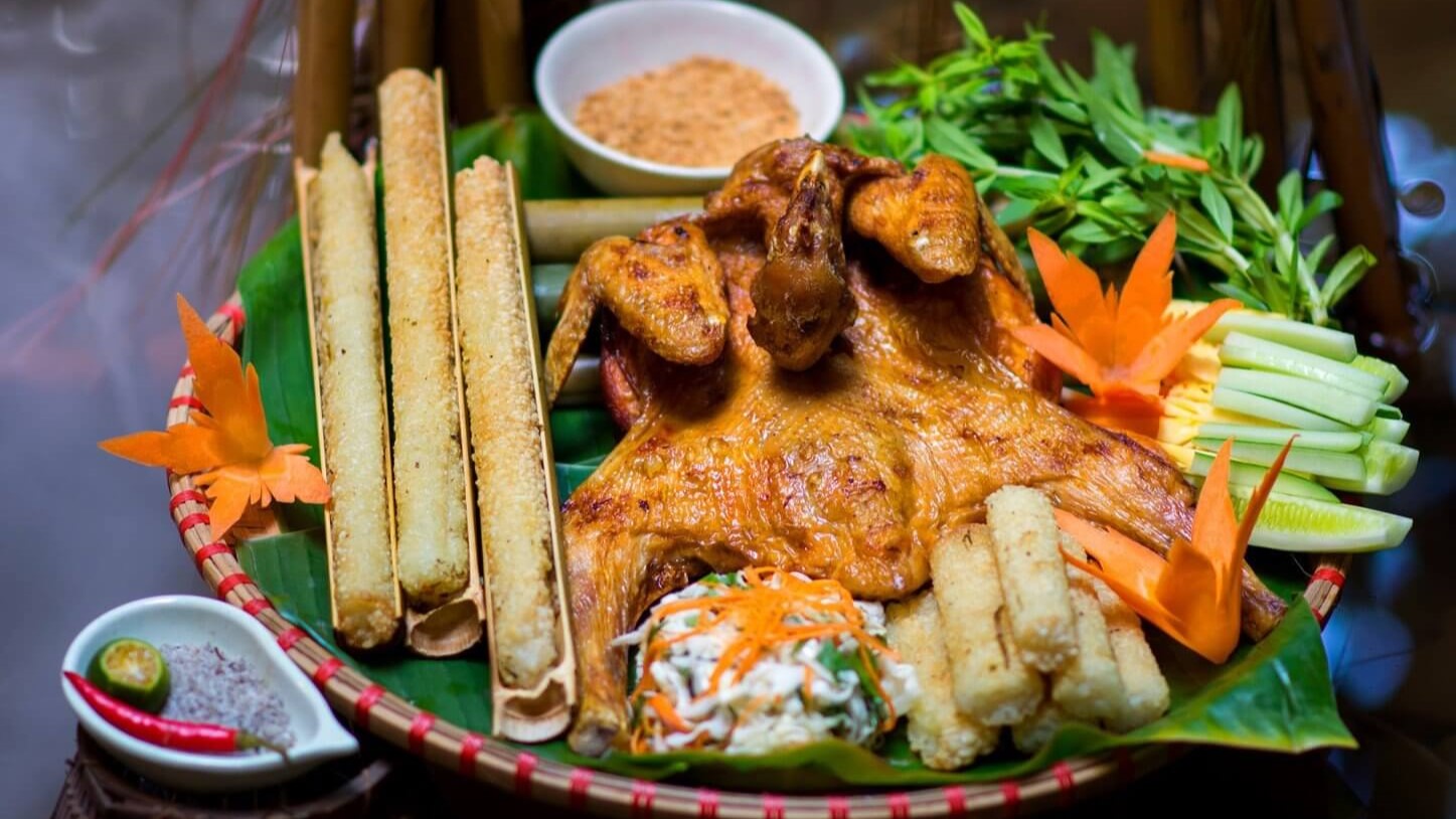 Gà nướng cơm lam - du lịch Măng Đen