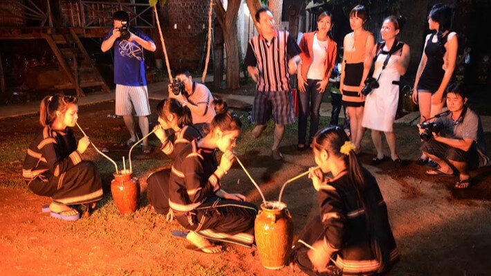 Uống rượu cần - Du lịch Đà Lạt